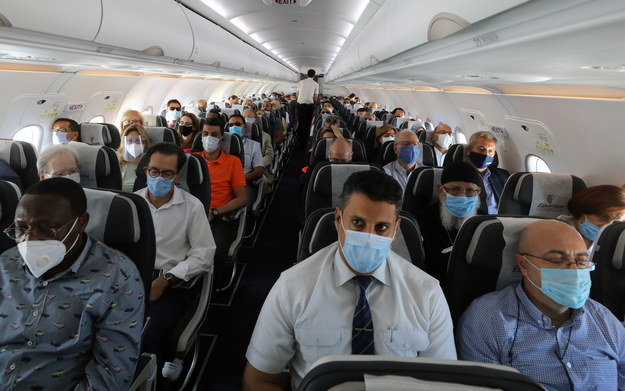 Pasażerowie muszą przebywać na terenie samolotu w maseczkach /KHALED ELFIQI   /PAP/EPA