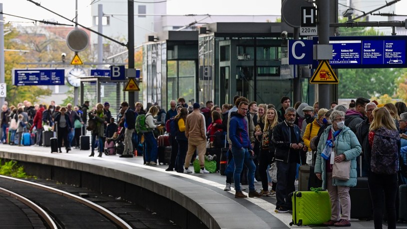 Pasażerowie na dworcu kolejowym w Berlinie /JOHN MACDOUGALL /AFP