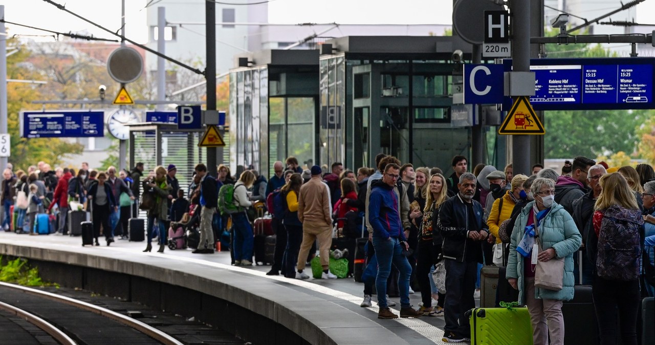 Pasażerowie na dworcu kolejowym w Berlinie /JOHN MACDOUGALL /AFP