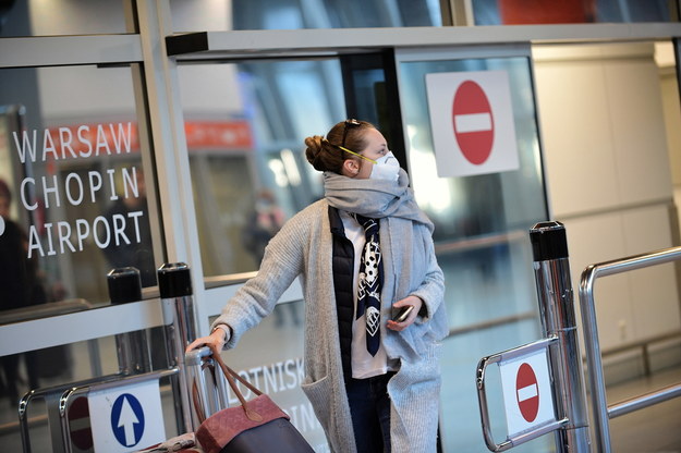 Pasażerowie na hali przylotów warszawskiego portu lotniczego im. Fryderyka Chopina na Okęciu / 	Marcin Obara  /PAP