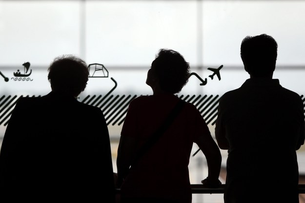 Pasażerowie na jednym z portugalskich lotnisk /ESTELA SILVA /PAP/EPA