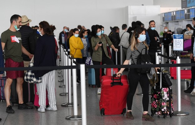 Pasażerowie na lotnisku Stansted / 	ANDY RAIN    /PAP/EPA