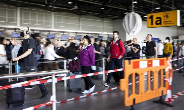 Pasażerowie na lotnisku w Amsterdamie /RAMON VAN FLYMEN  /PAP