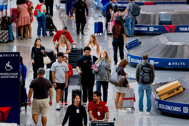 Passengers at Atlanta Airport in the United States /ERIK S. LESSER /PAP/EPA