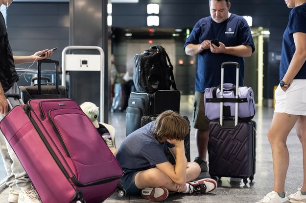 Pasażerowie na lotnisku w Bostonie /GAETAN BALLY    /PAP/EPA