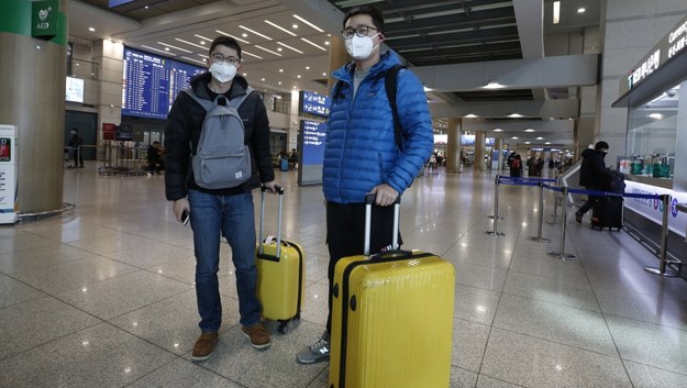 Pasażerowie na lotnisku w Korei Południowej /EPA/JEON HEON-KYUN /PAP/EPA