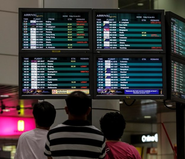 Pasażerowie na lotnisku w Kuala Lumpur, gdzie miał wylądować zestrzelony samolot /AHMAD YUSNI /PAP/EPA