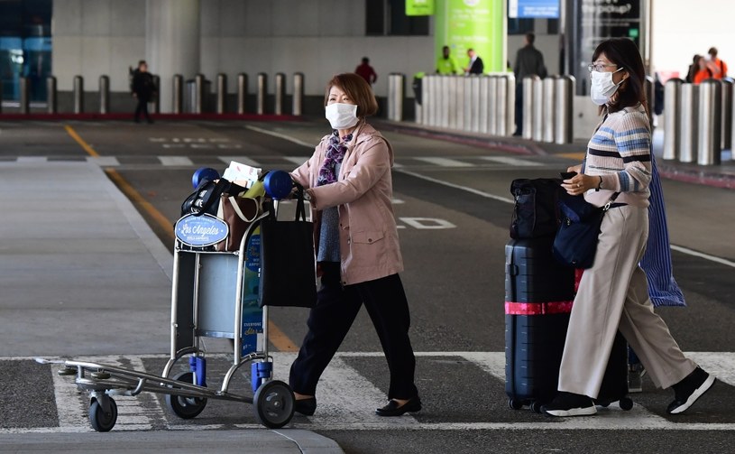 Pasażerowie na lotnisku w Los Angeles /FREDERIC J. BROWN /AFP