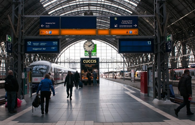 Pasażerowie na peronach głównego dworca kolejowego we Frankfurcie w Niemczech. /Zdjęcie ilustracyjne /123RF/PICSEL