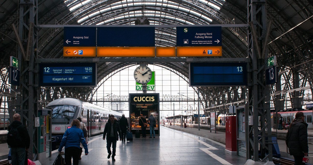 Pasażerowie na peronach głównego dworca kolejowego we Frankfurcie w Niemczech. /Zdjęcie ilustracyjne /123RF/PICSEL