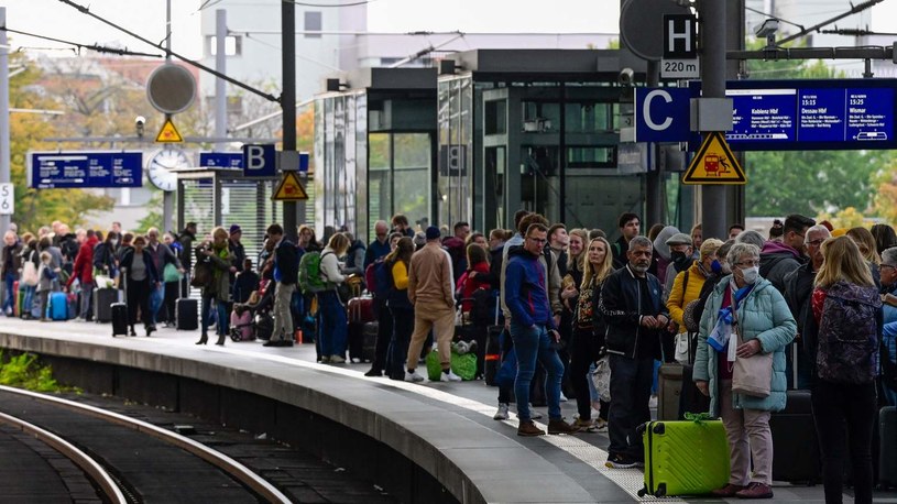 Pasażerowie na peronie głównego dworca kolejowego w Berlinie (zdj. ilustracyjne) /JOHN MACDOUGALL /AFP