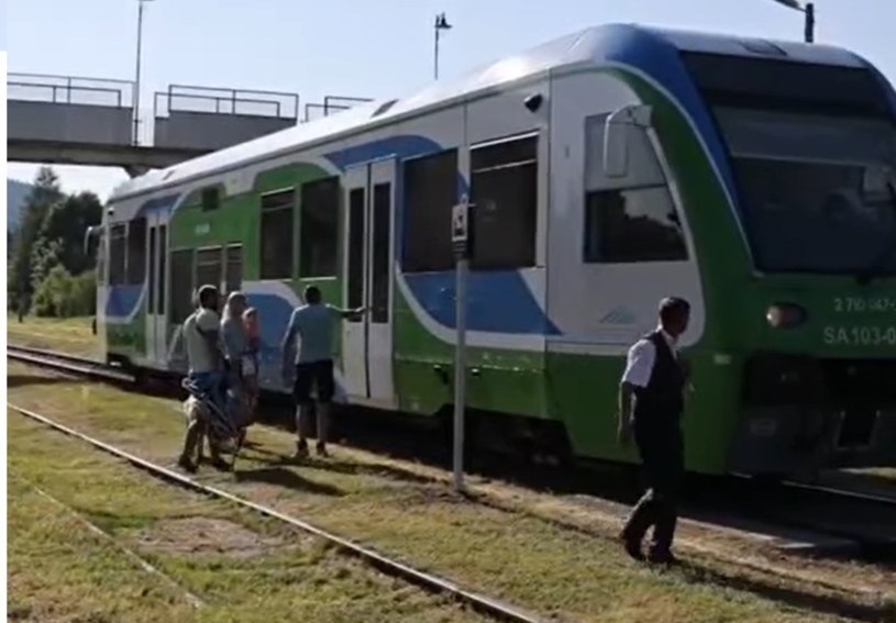 Pasażerowie na stacji Ustrzyki Dolne. W drugi dzień kursowania szynobusów - jak przekonuje burmistrz Bartosz Romowicz - nie było ich zbyt wielu /Bartosz Romowicz /facebook.com