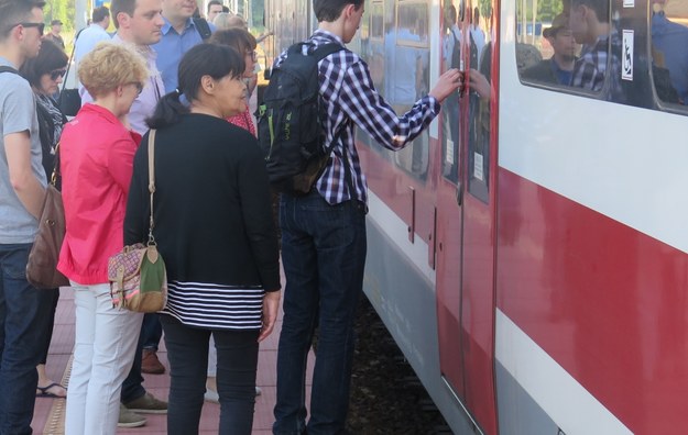 Pasażerowie narzekają na przepełnione pociągi /Jacek Skóra /RMF FM