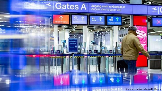 Pasażerowie niemieckich lotnisk muszą uzbroić się w cierpliwość /Deutsche Welle