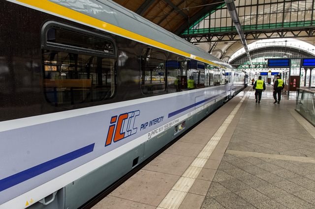 Pasażerowie odwracają się od PKP Intercity /Maciej Kulczyński /PAP