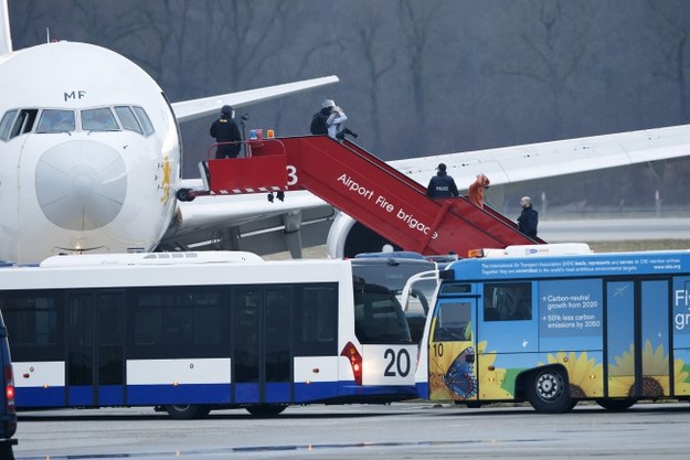 Pasażerowie opuszczający samolot /SALVATORE DI NOLFI /PAP/EPA