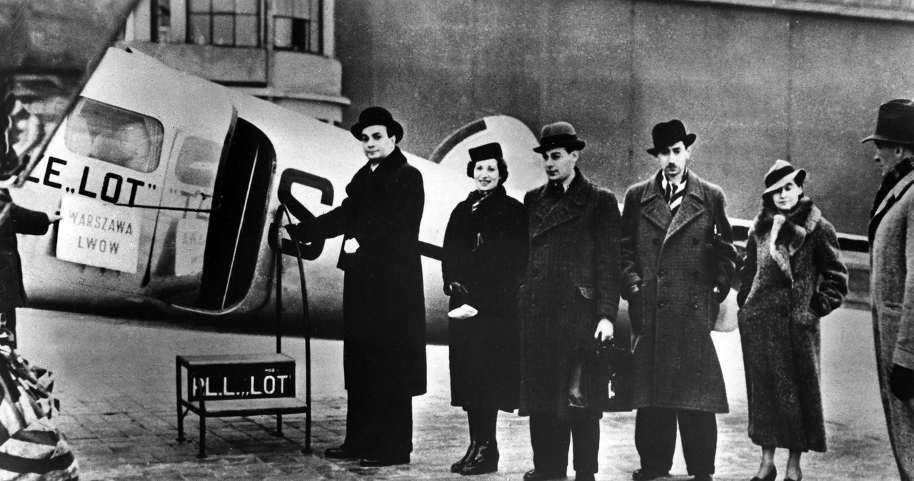 Pasażerowie PLL LOT przygotowujący sie do podróży na trasie Warszawa - Lwów. Rok 1937 /FoKa /Agencja FORUM