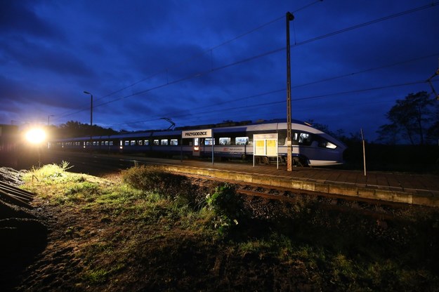 Pasażerowie pociągu Intercity relacji Jelenia Góra - Warszawa spędzili kilkanaście godzin w wagonach składu na stacji w Przygodzicach w Wielkopolsce. Pociąg został przekierowany na trasę zastępczą na skutek powalonych drzew blokujących jego przejazd i pozrywaną trakcję. /Tomasz Wojtasik /PAP