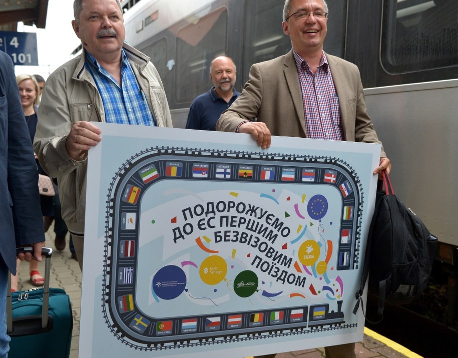 Pasażerowie pociągu relacji Kijów - Przemyśl na kolejowym przejściu granicznym w Przemyślu /Darek Delmanowicz /PAP