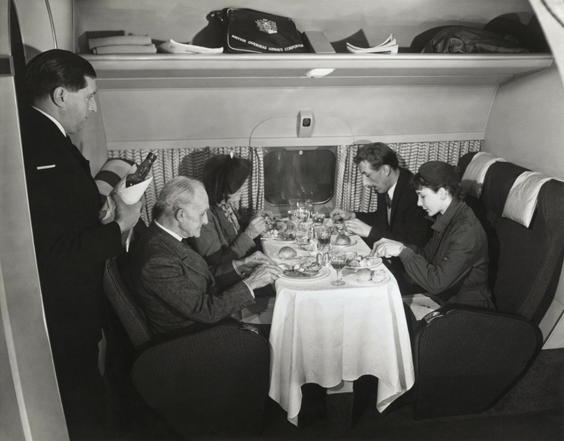Pasażerowie podczas posiłku na pokładzie Cometa (1951) /East News