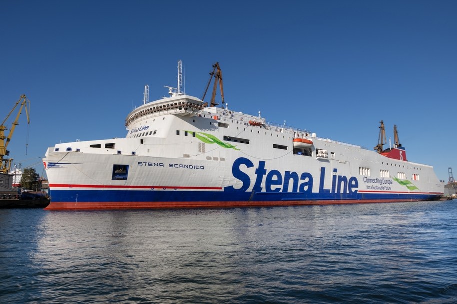 Pasażerowie promu Stena Spirit w drodze do domu po incydencie w Karlskronie /Shutterstock