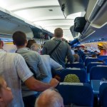 Pasażerowie ryzykują życie dla walizek. Linie lotnicze straszą zmianami