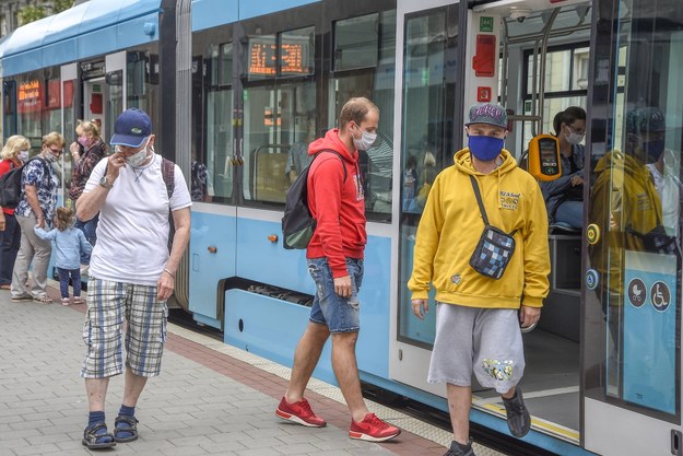 Pasażerowie tramwaju w Ostrawie w maseczkach ochronnych /	Drahoslav Ramik /PAP/CTK