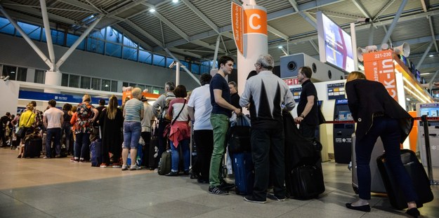 Pasażerowie w kolejkach do odpraw na warszawskim lotnisku Chopina /Jakub Kamiński   /PAP