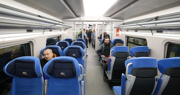 Pasażerowie w pociągu PesaDART /PAP