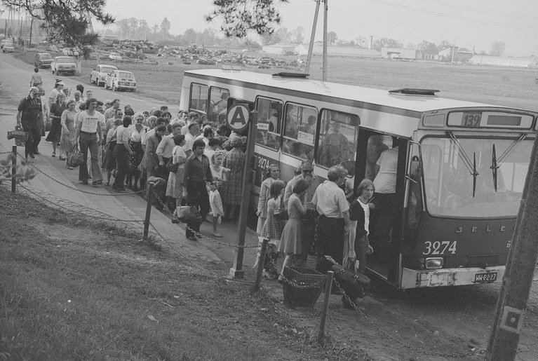 Pasażerowie wsiadają do autobusu Jelcz Berliet PR100 linii 139 na przystanku autobusowym w Powsinie w Warszawie /Z archiwum Narodowego Archiwum Cyfrowego