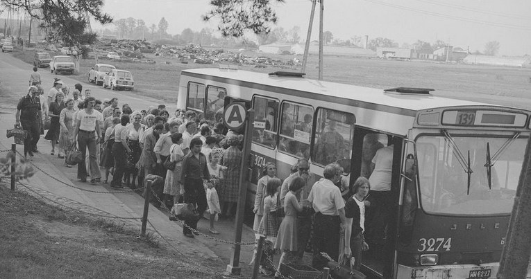 Pasażerowie wsiadają do autobusu Jelcz Berliet PR100 linii 139 na przystanku autobusowym w Powsinie w Warszawie /Z archiwum Narodowego Archiwum Cyfrowego