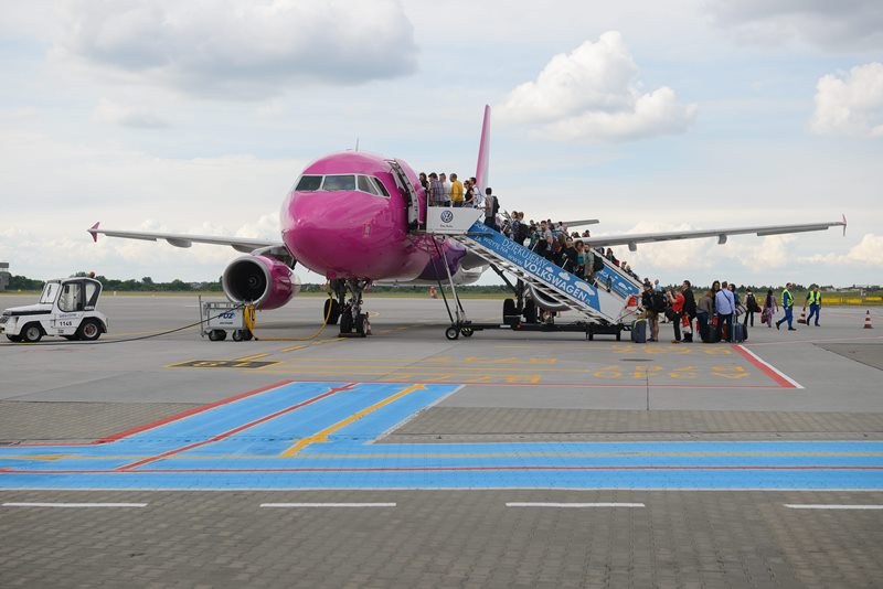 Pasażerowie wsiadają do samolotu /Jakub Kaczmarczyk /PAP