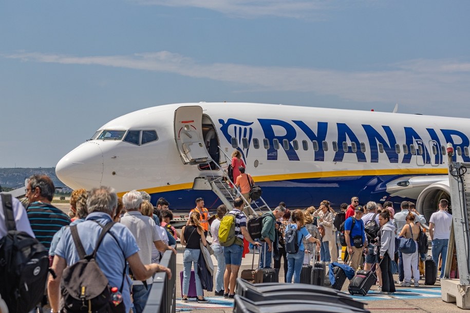 Pasażerowie wsiadający na pokład samolotu Ryanair /Shutterstock