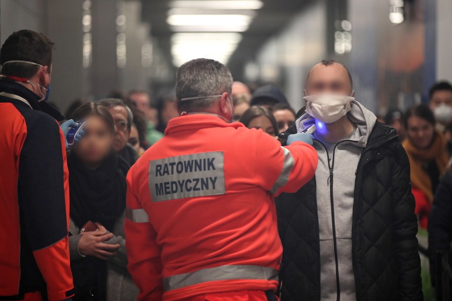 Pasażerowie z Mediolanu poddawani badaniu na lotnisku w Balicach na zdjęciu ilustracyjnym //Łukasz Gągulski /PAP