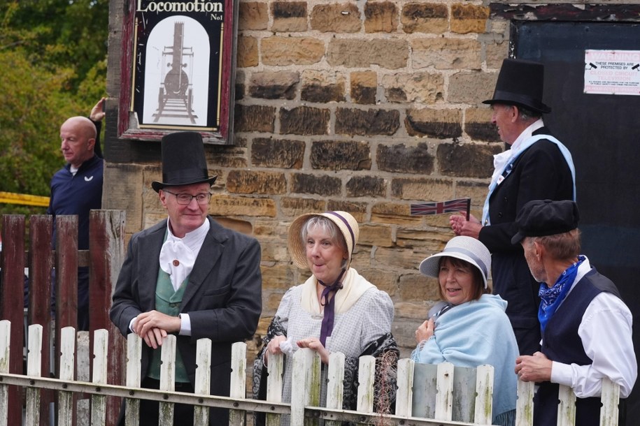 Pasjonaci kolei w strojach z epoki oczekują na przyjazd lokomotywy nr 1 na stacji w Heighington. 26.09.2025 r. /Owen Humphreys /PAP/PA
