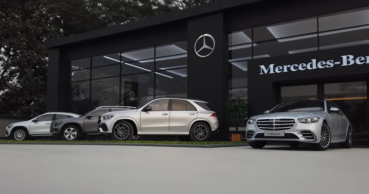 Pasjonat modelarstwa stworzył salon Mercedesa w skali 1:18. /