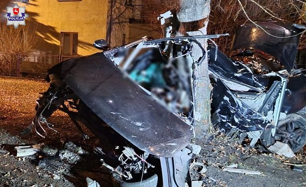 Passat wypadł z drogi, z impetem uderzył w znak i drzewo. Młodzi Ukraińcy zginęli na miejscu