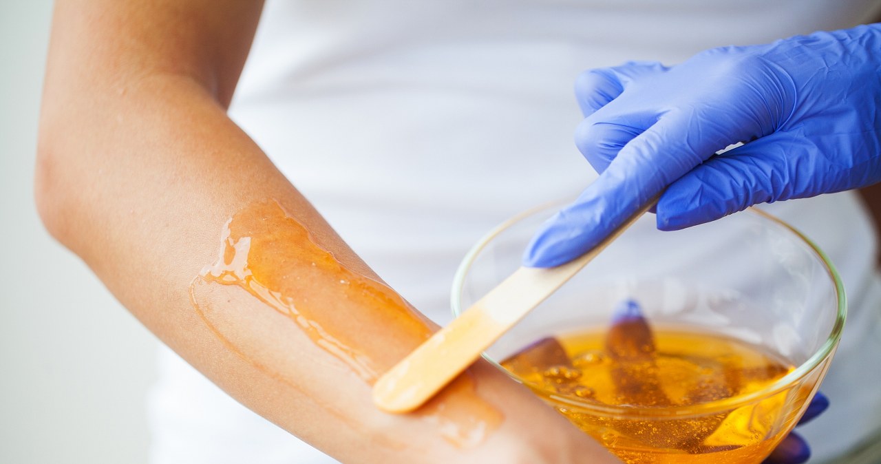 Pasta cukrowa to prosty, tani i skuteczny sposób na gładką skórę, który z powodzeniem przygotujesz w domu /123RF/PICSEL