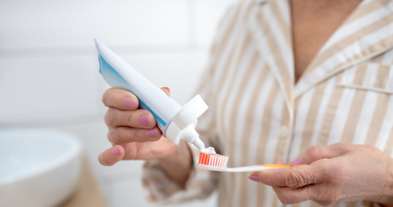 Pasta do zębów pomoże usunąć uporczywy osad /123RF/PICSEL