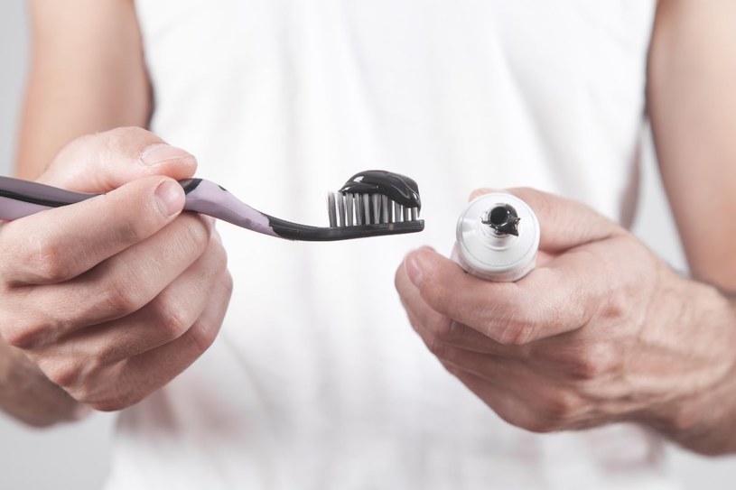 Pasta do zębów powinna nie tylko czyścić, ale także chronić zęby /Getty Images