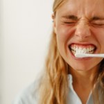 Pasta do zębów z włosów: hit czy kit? Sprawdź, co odkryli naukowcy 