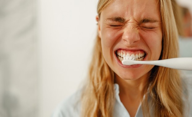 Pasta do zębów z włosów: hit czy kit? Sprawdź, co odkryli naukowcy 