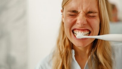 Pasta do zębów z włosów: hit czy kit? Sprawdź, co odkryli naukowcy 