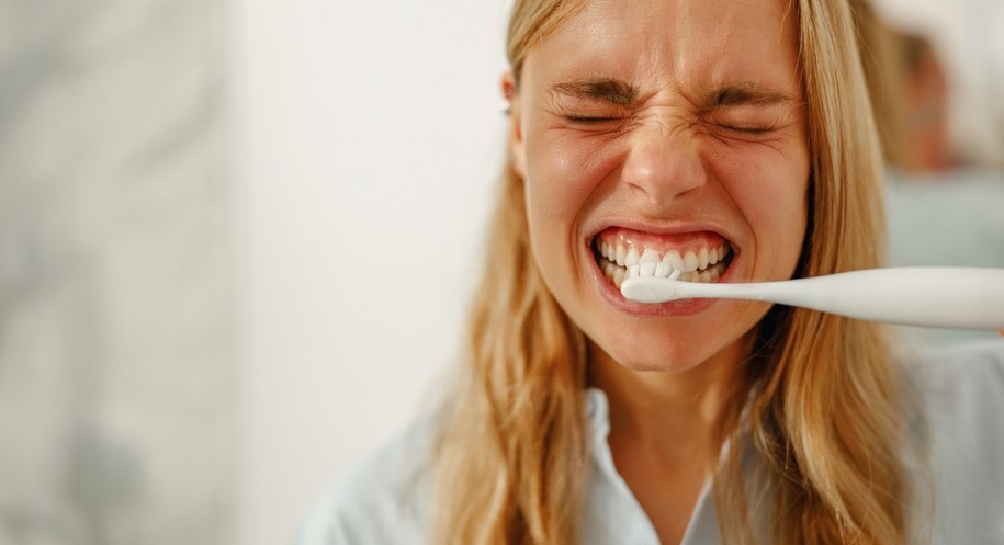 Pasta do zębów z włosów? To może być przełom w walce z próchnicą /Shutterstock