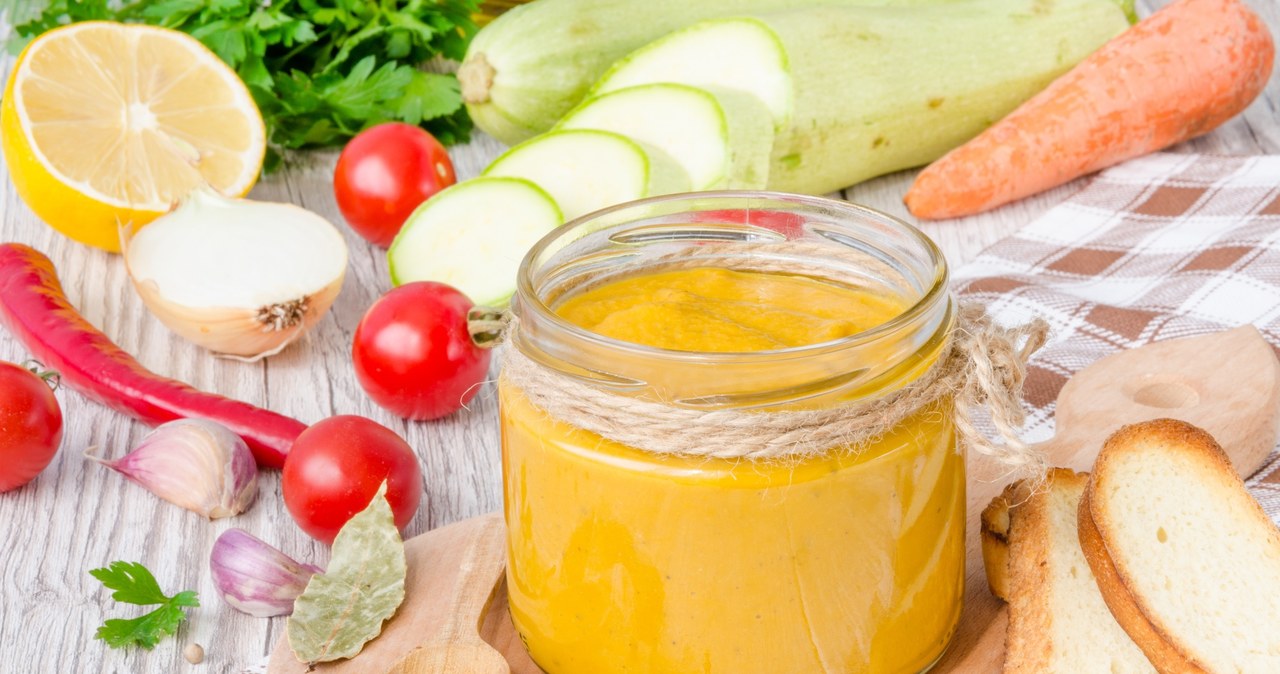 Pasta kanapkowa z cukinii to smaczny sposób na wykorzystanie tego warzywa w kuchni. Jak ją przygotować? /123RF/PICSEL