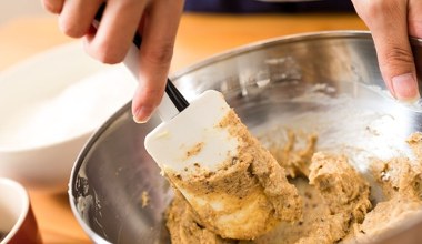 Pasta, którą możesz jeść łyżeczką lub dodać do kawy. Dba o stan serca, kości i skóry, dodaje energii