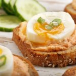 Pasta na bazie śledzia to kulinarny majstersztyk. Możesz jeść jako przekąskę lub smarować kanapki 