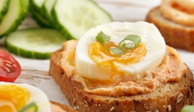 Pasta na bazie śledzia to kulinarny majstersztyk. Możesz jeść jako przekąskę lub smarować kanapki 