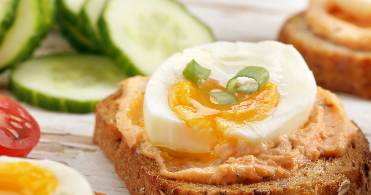 Pasta śledziowo-jajeczna to doskonała opcja na przystawkę. /videonet /Canva Pro