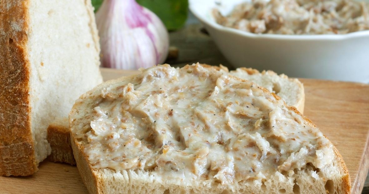 Pasta z fasoli i czosnku to przekąska, która dostarczy białka, błonnika i witamin /udra /Canva Pro